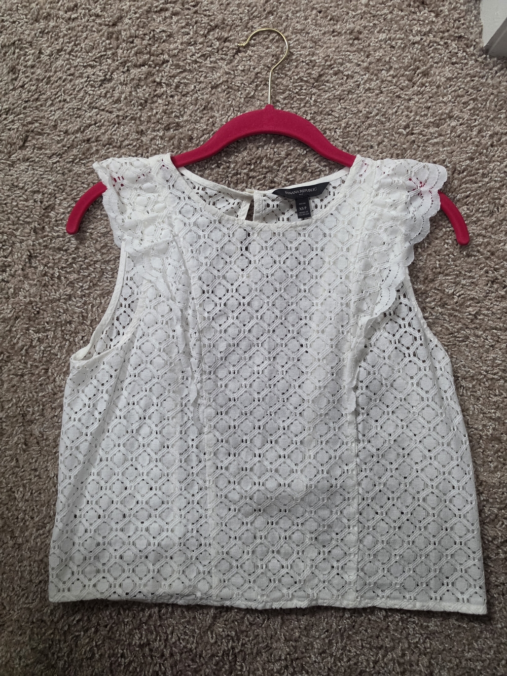 NWOT Banana Republic White Lace Sleeveless Blouse Ruffle Shoulder (XS P)